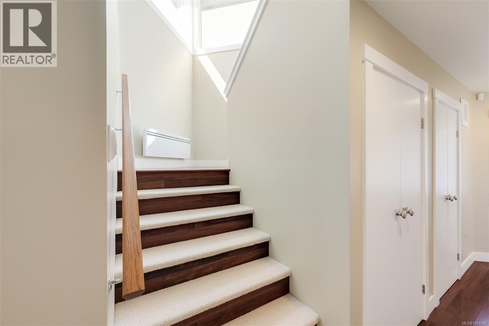 1005 Joan Cres, Victoria