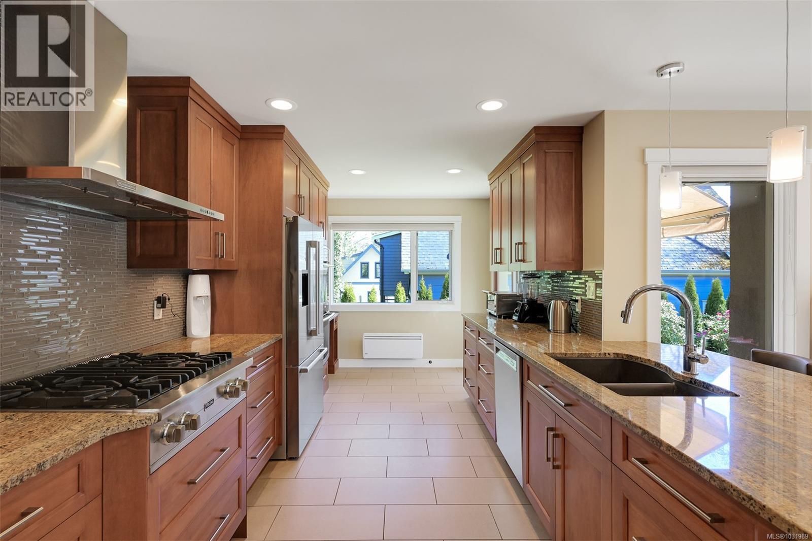 1005 Joan Cres, Victoria