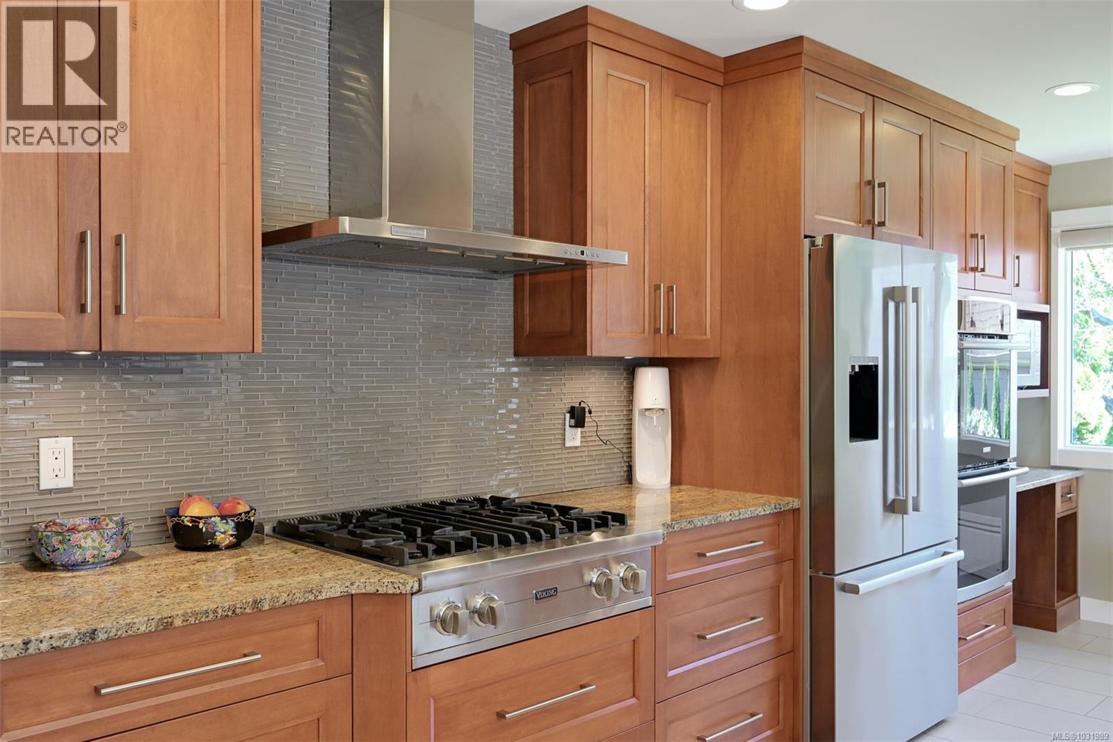 1005 Joan Cres, Victoria