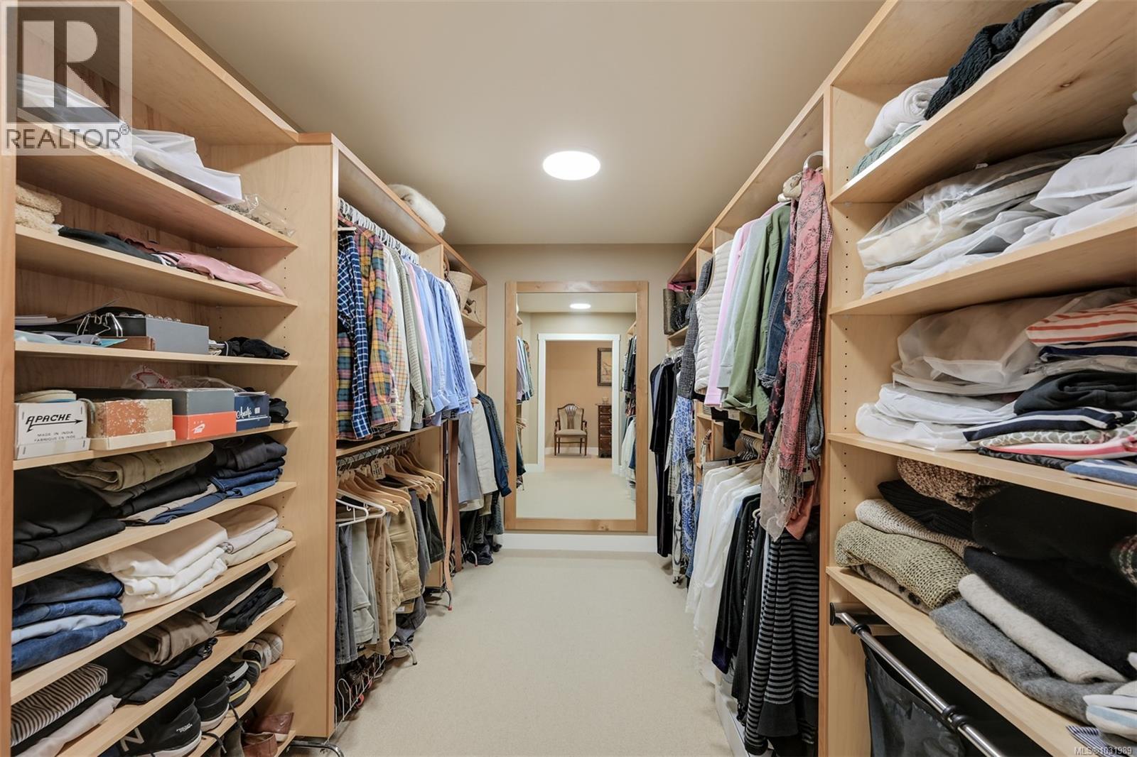 1005 Joan Cres, Victoria