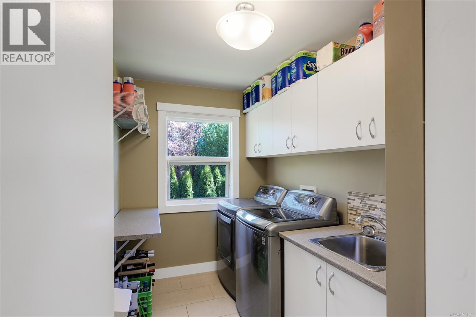 1005 Joan Cres, Victoria