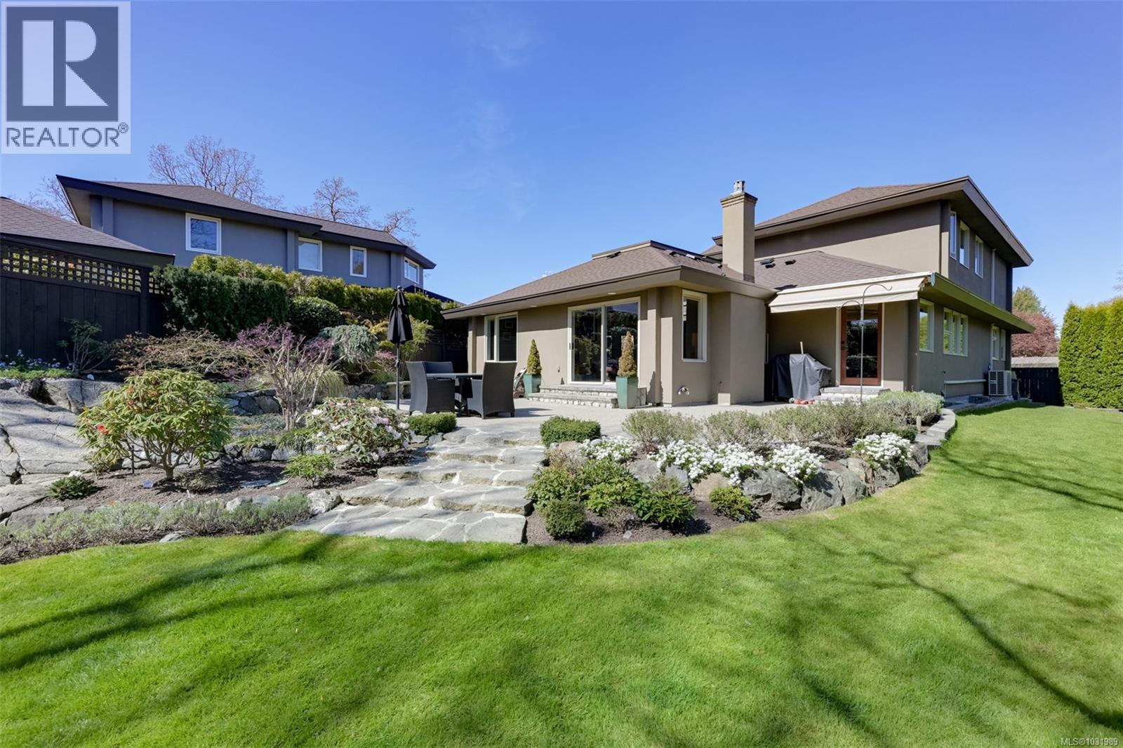 1005 Joan Cres, Victoria