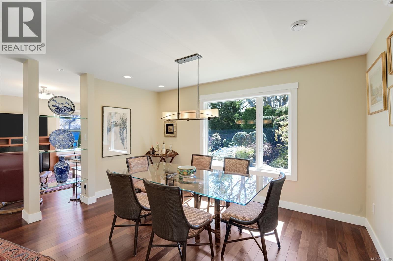 1005 Joan Cres, Victoria