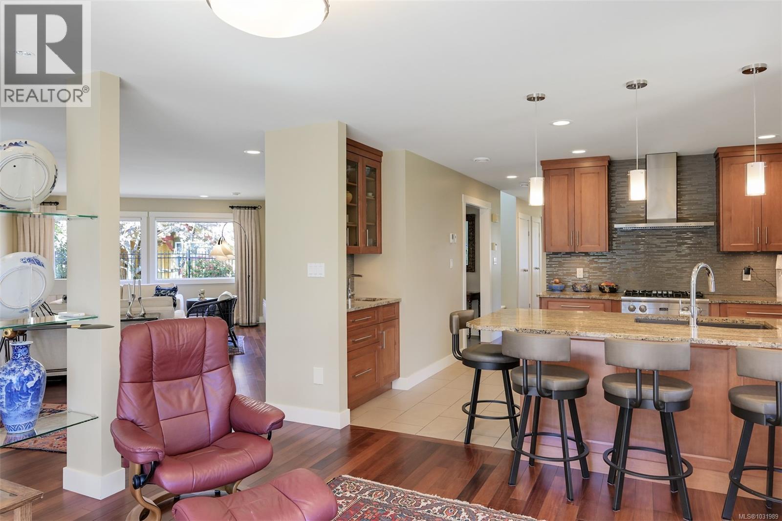 1005 Joan Cres, Victoria