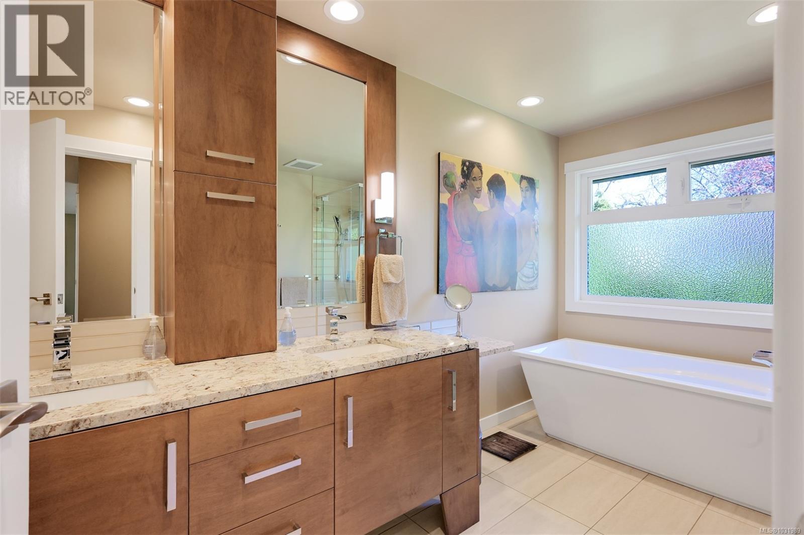 1005 Joan Cres, Victoria