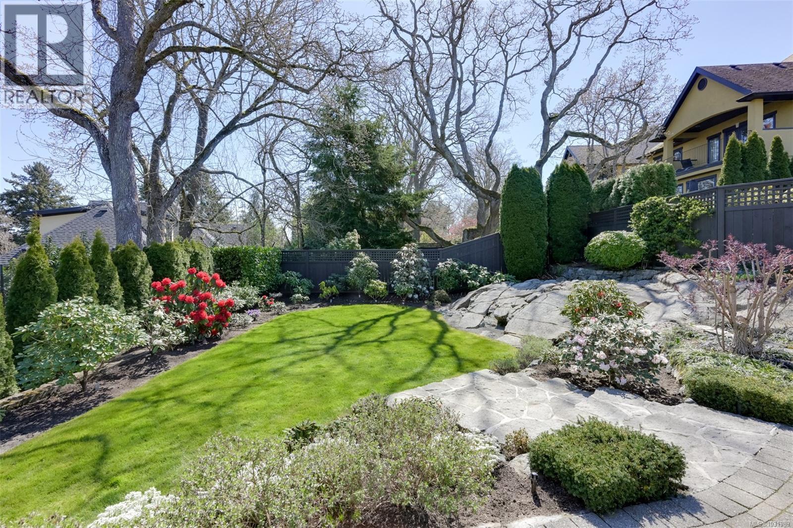 1005 Joan Cres, Victoria