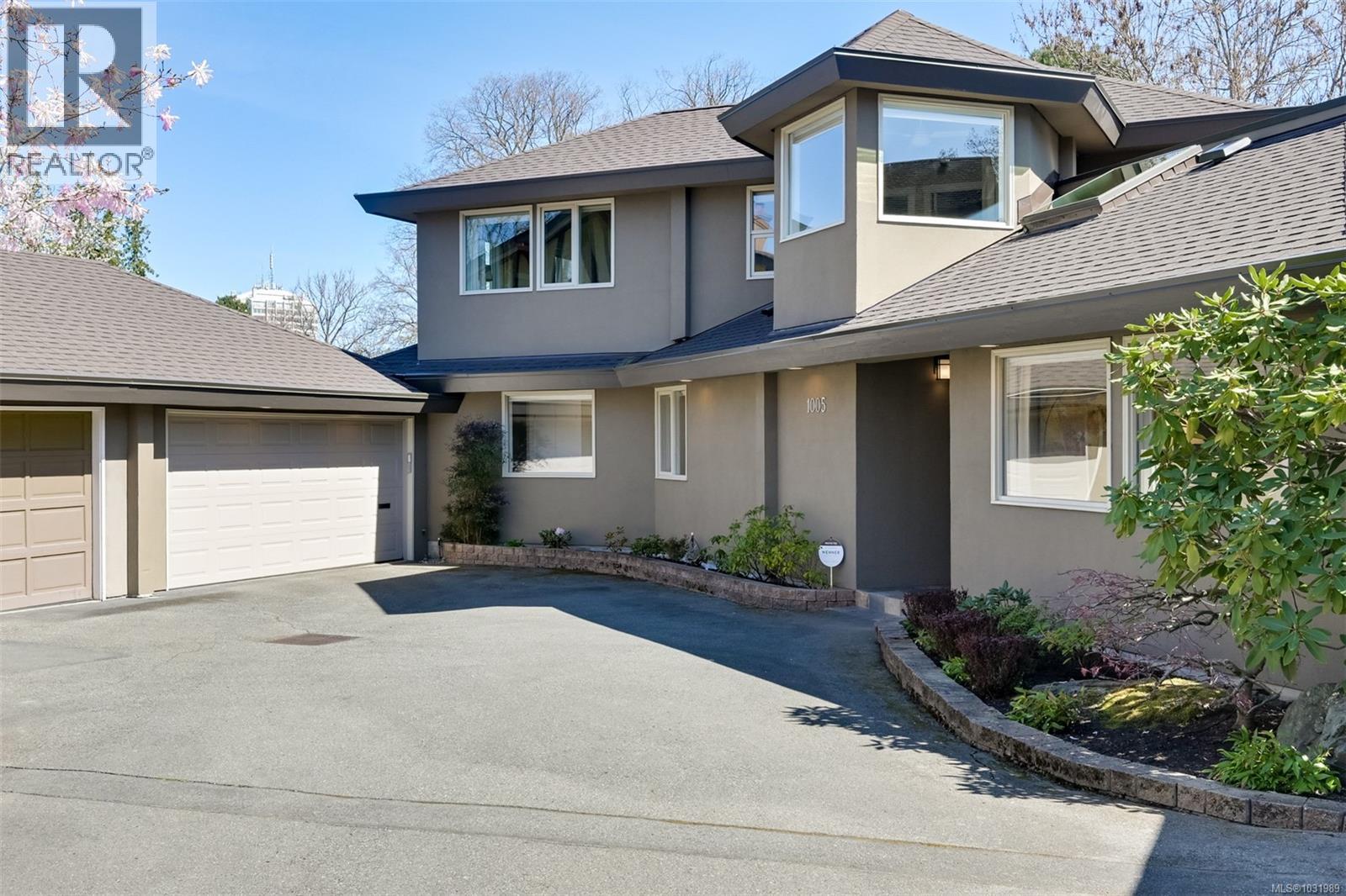 1005 Joan Cres, Victoria