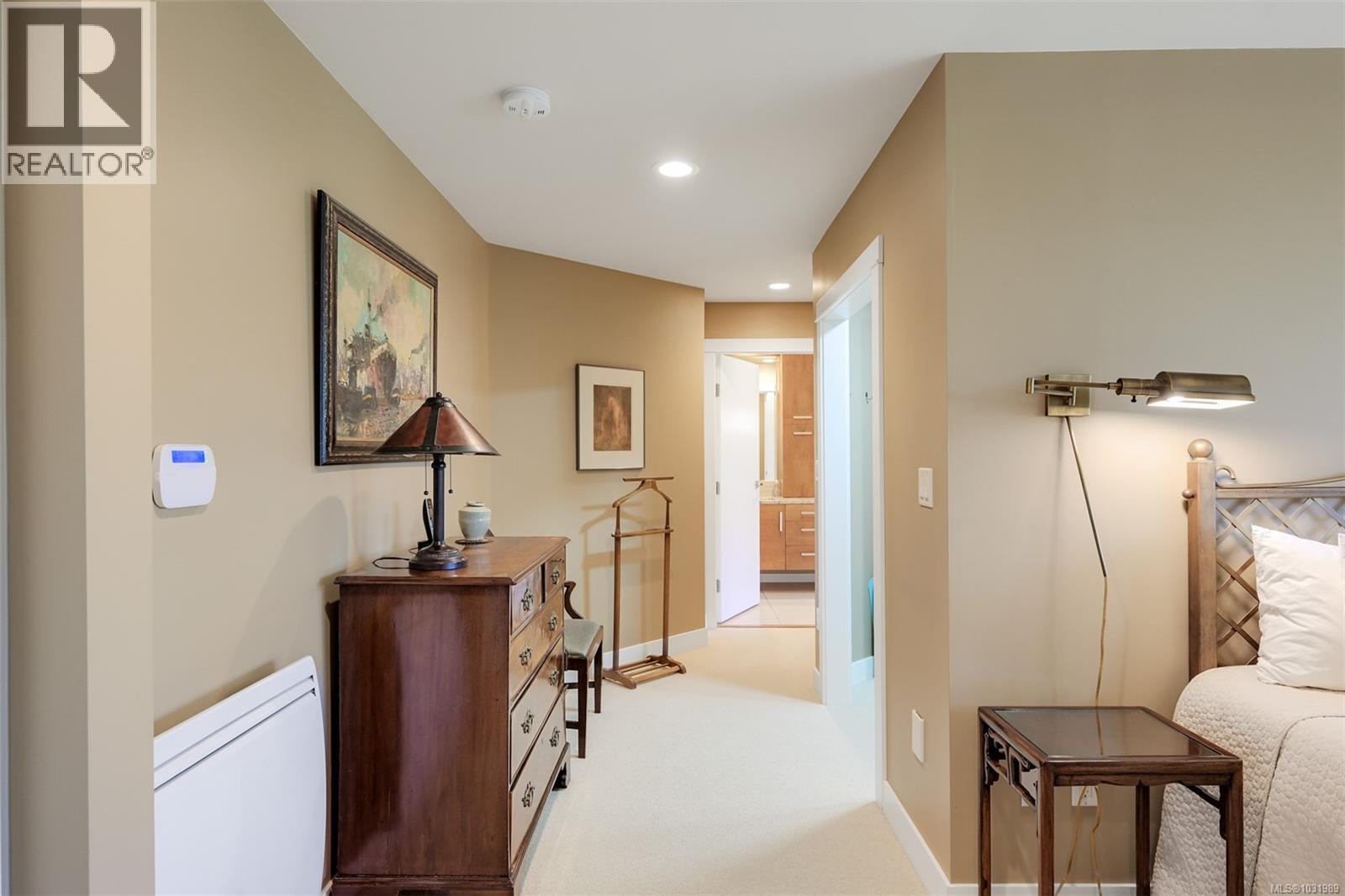 1005 Joan Cres, Victoria