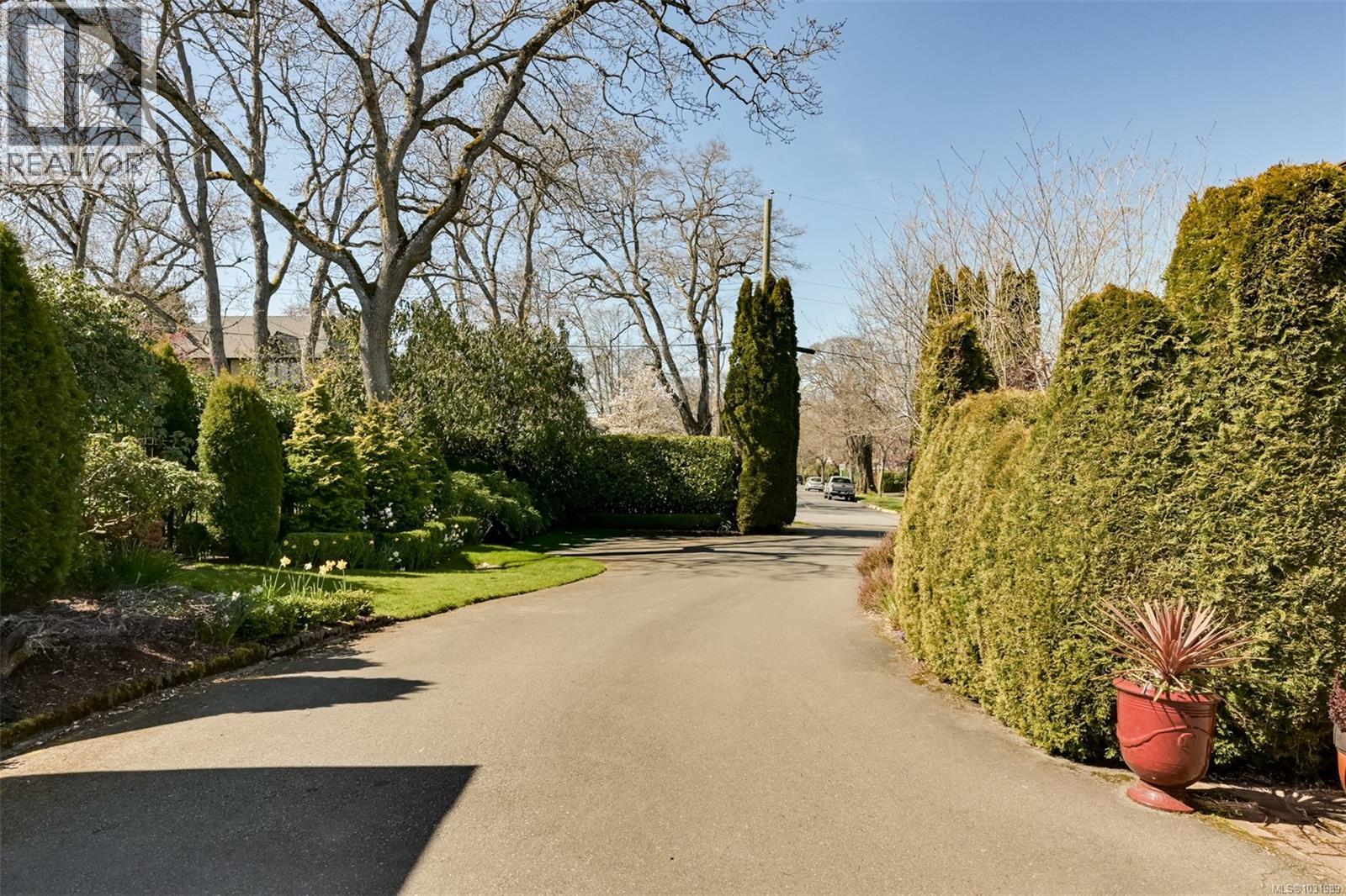 1005 Joan Cres, Victoria