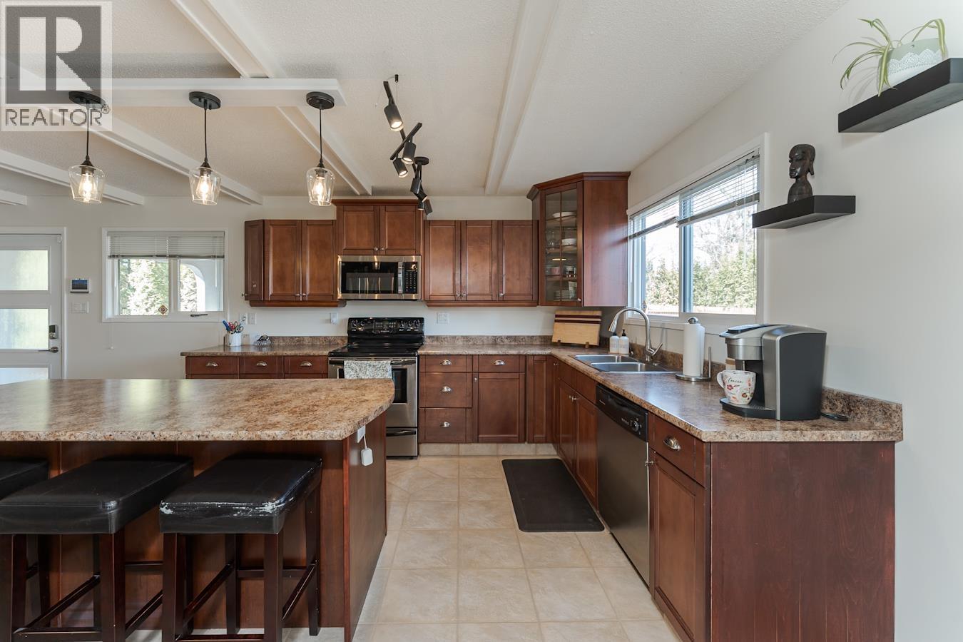 Photo 8 of 40 — 1625 GILLETT STREET · Prince George, BC