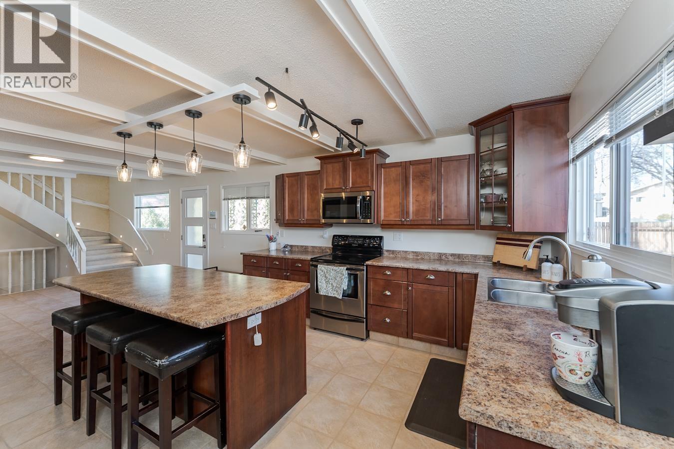 Photo 9 of 40 — 1625 GILLETT STREET · Prince George, BC