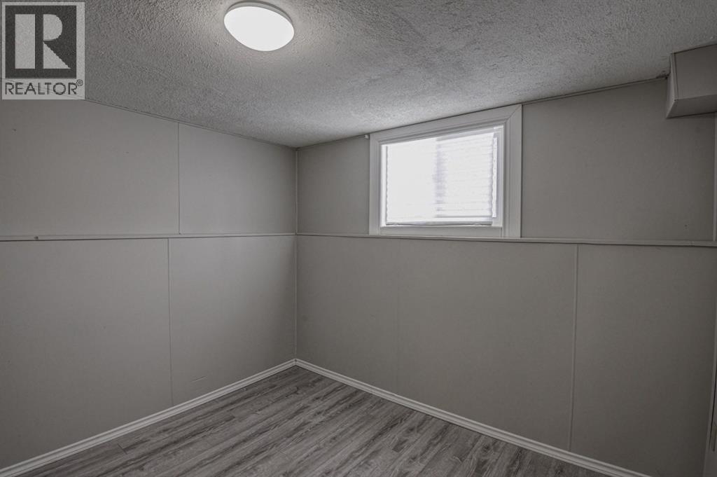 Single Family House Bi-level for Sale in  Berkley Road NW Beddington Heights Calgary 