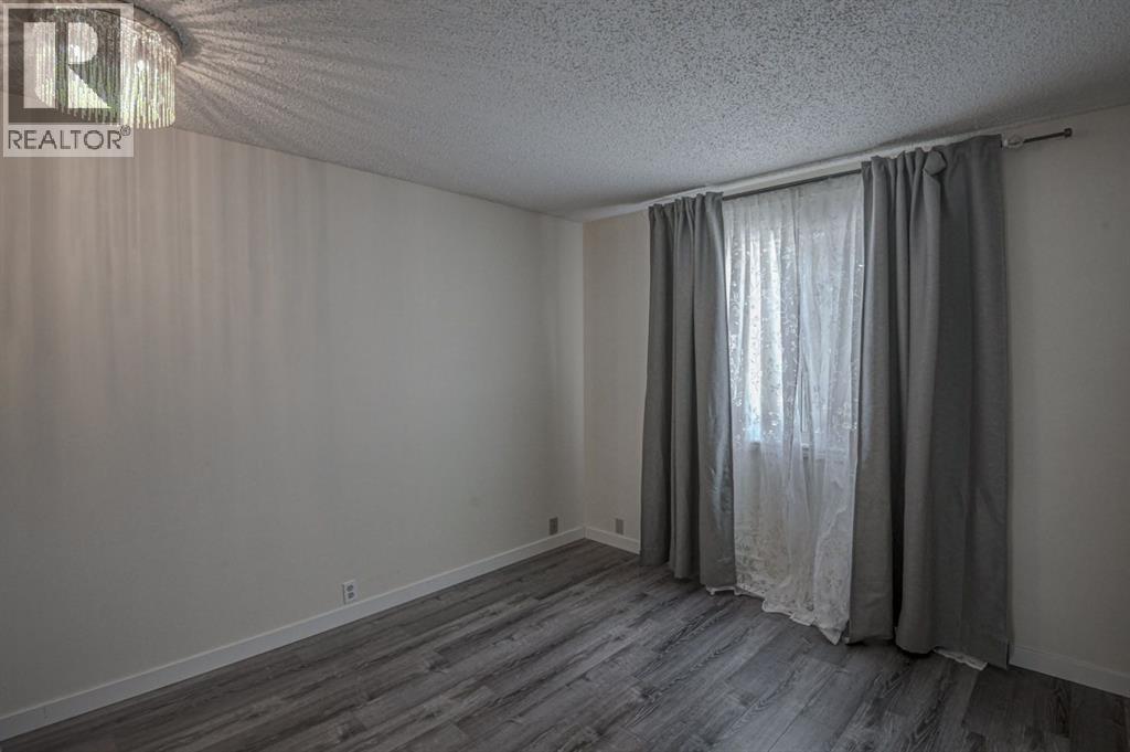 Single Family House Bi-level for Sale in  Berkley Road NW Beddington Heights Calgary 