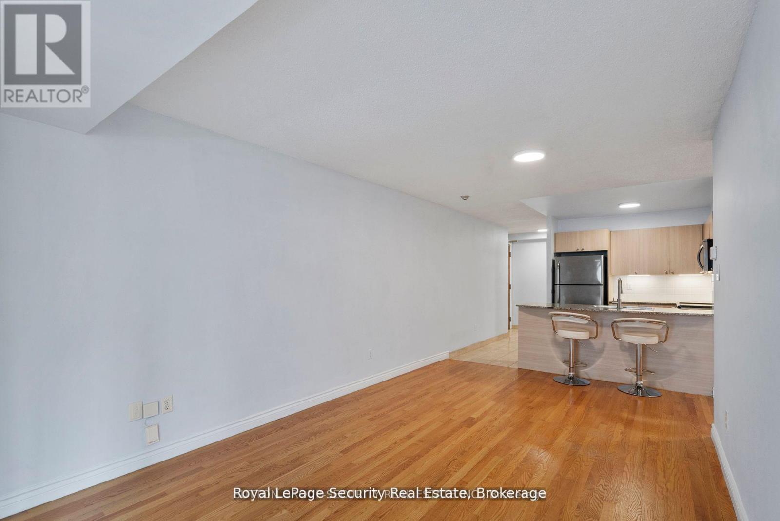 #908 105 VICTORIA STREET - 11