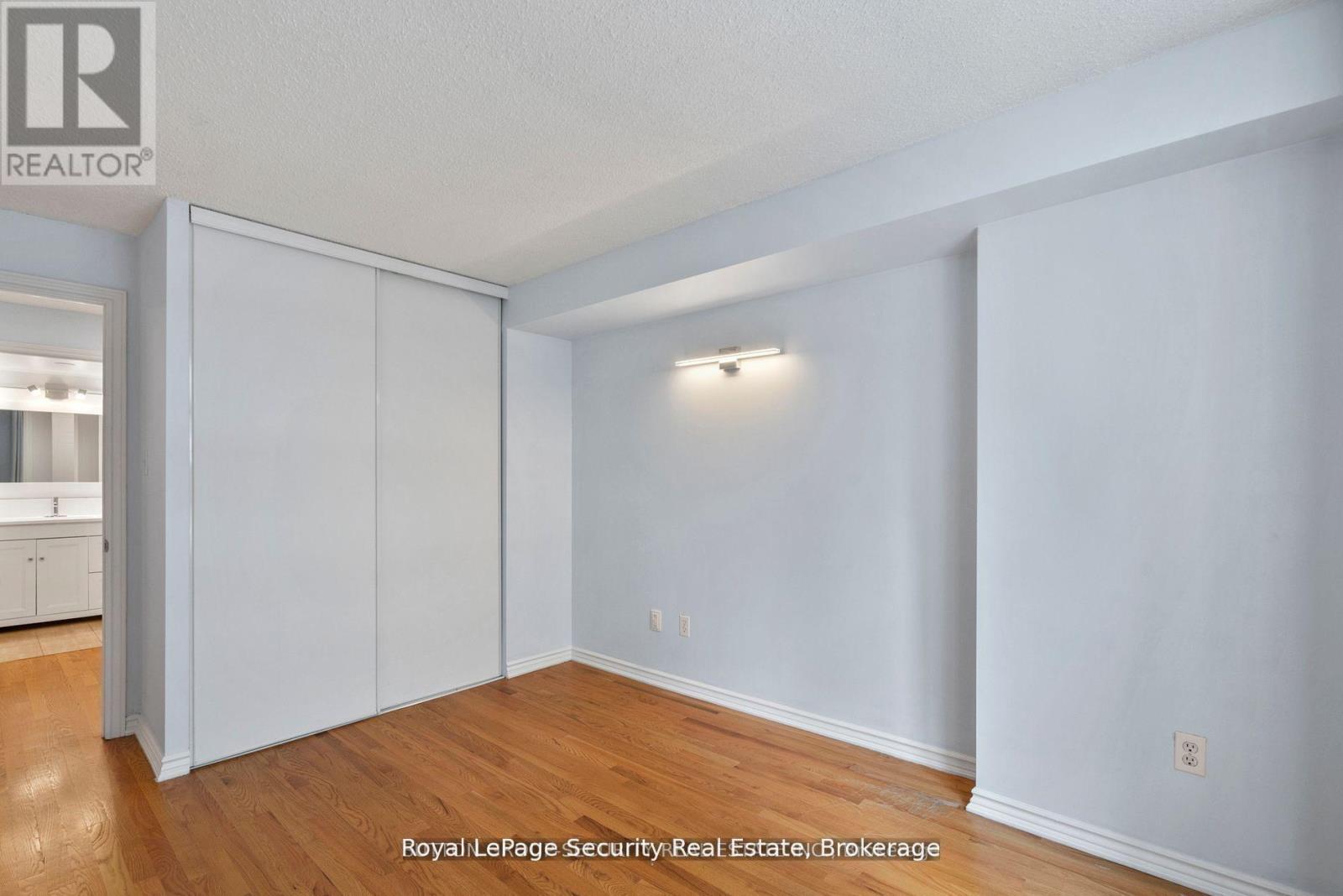 #908 105 VICTORIA STREET - 16