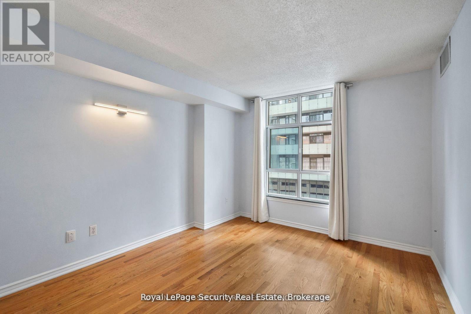 #908 105 VICTORIA STREET - 17