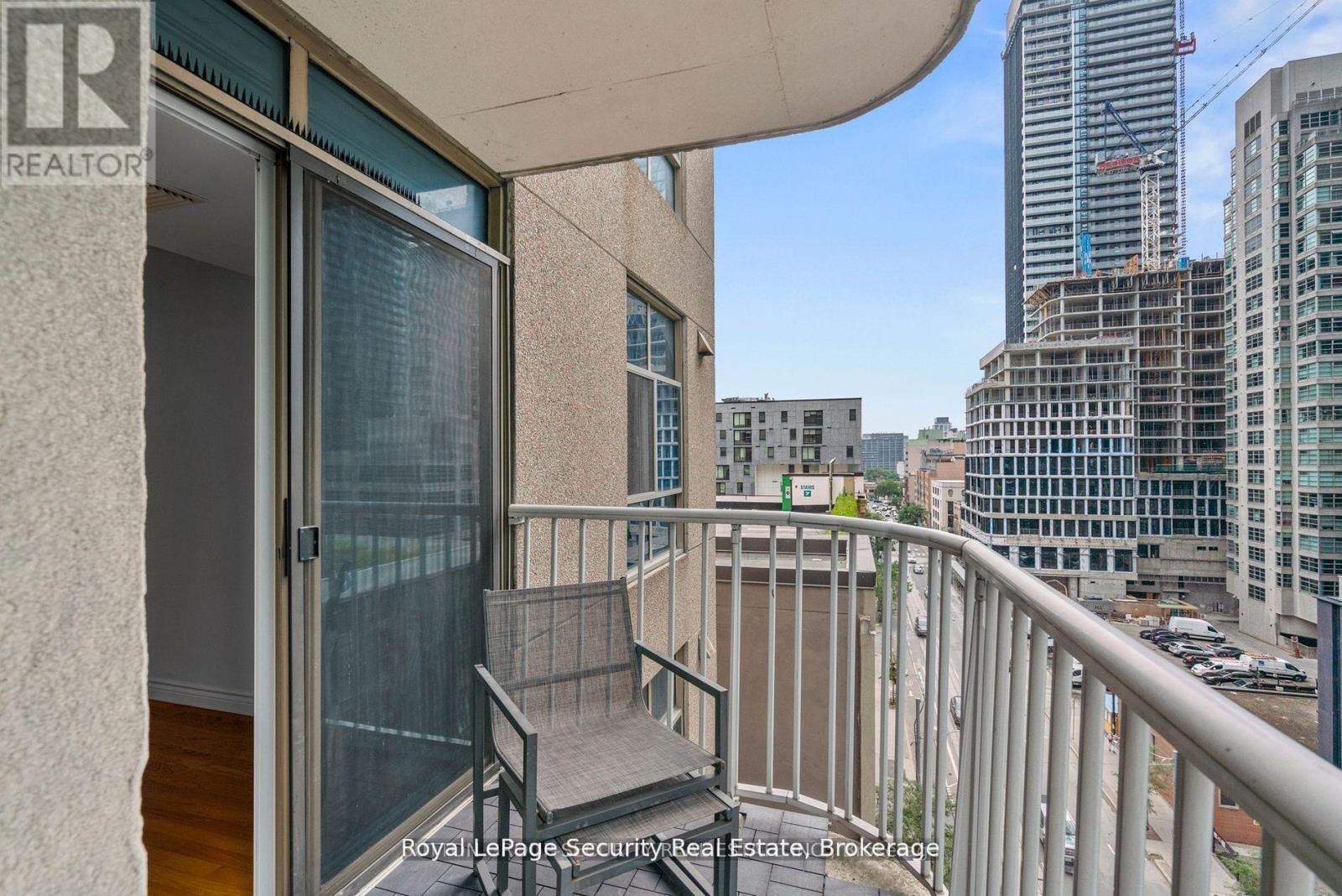 #908 105 VICTORIA STREET - 21