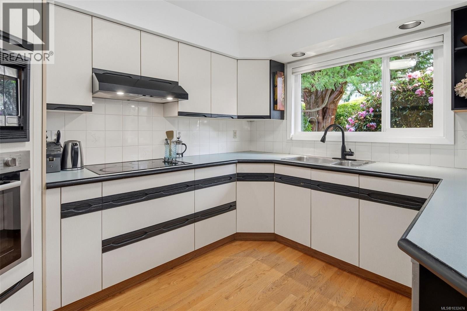  836 Elrick Place, Esquimalt