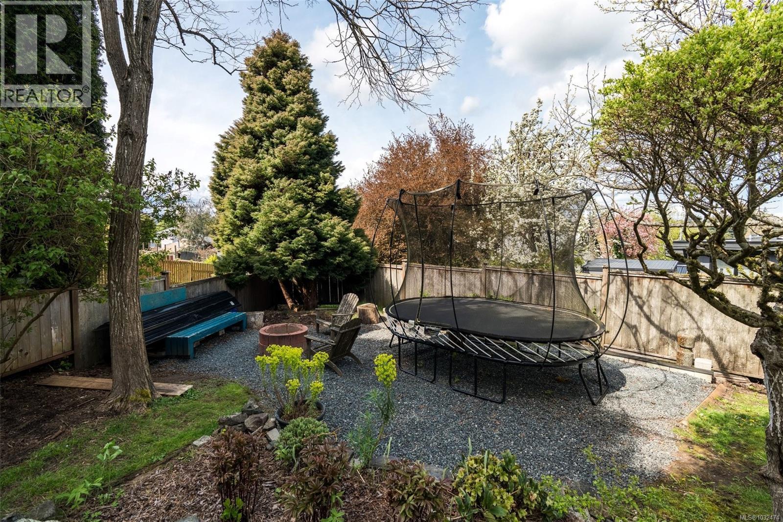  836 Elrick Place, Esquimalt