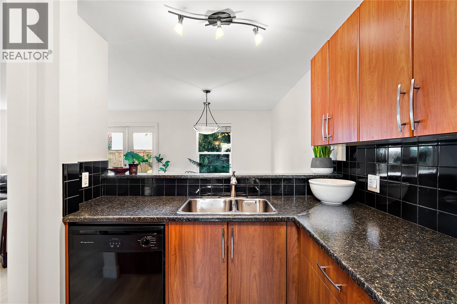 1 833 Princess Ave, Victoria