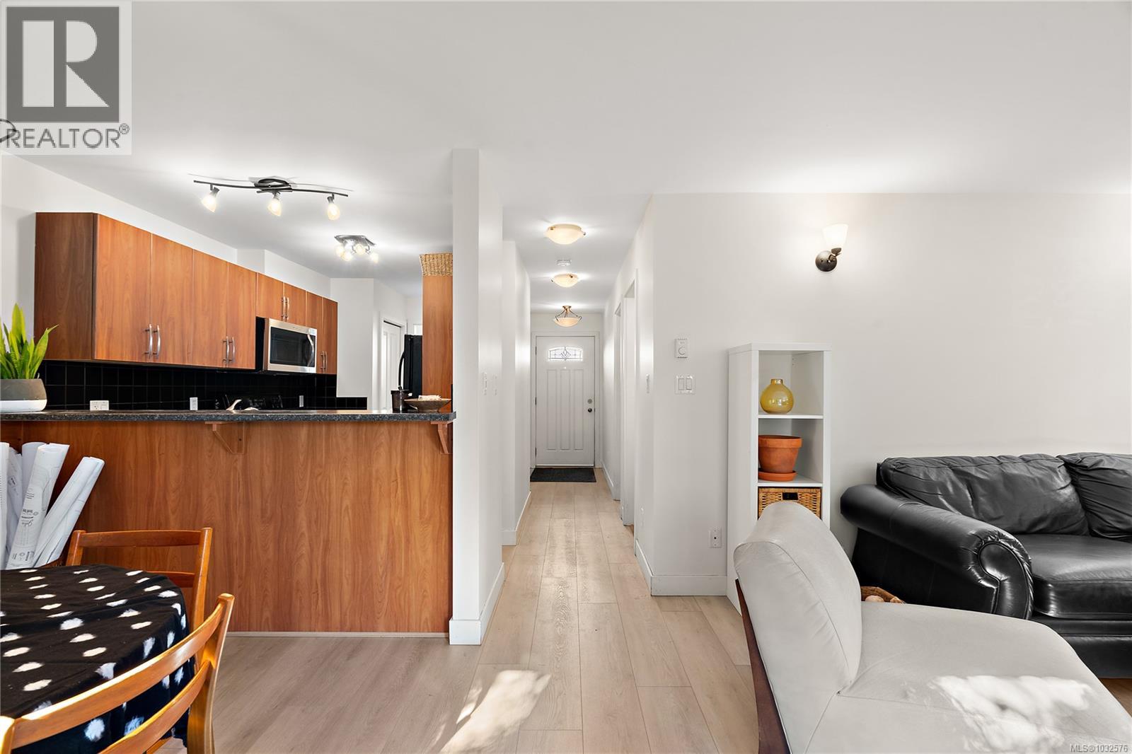 1 833 Princess Ave, Victoria