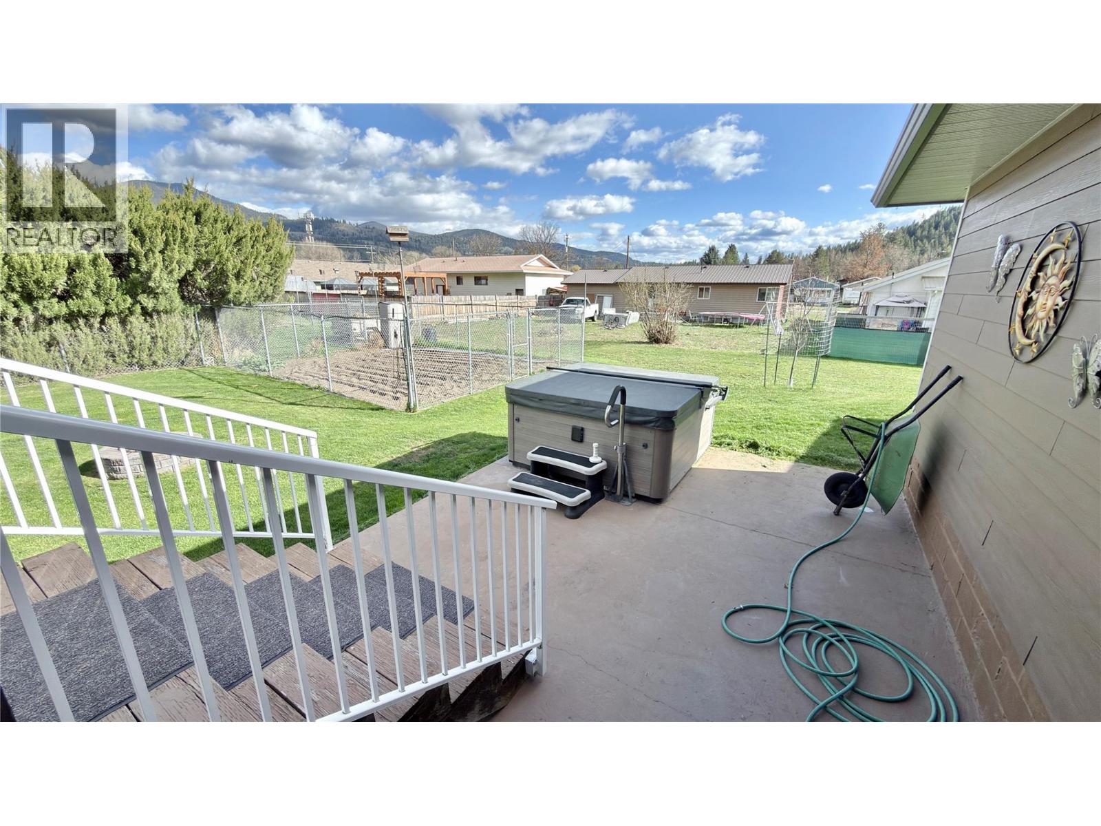 570 Eholt Street, Midway