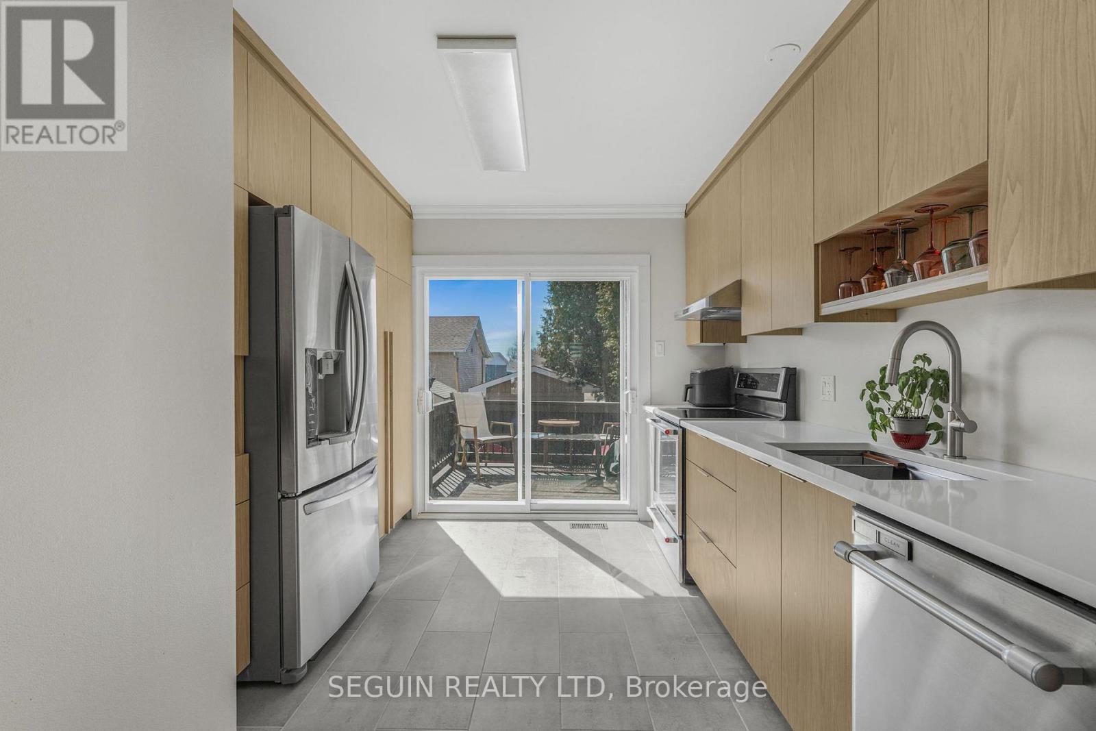 77 RICHARD STREET — photo 12