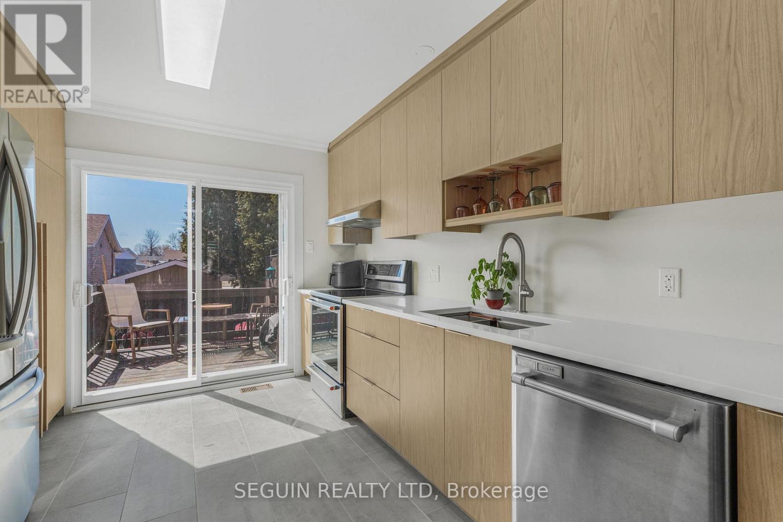 77 RICHARD STREET — photo 13