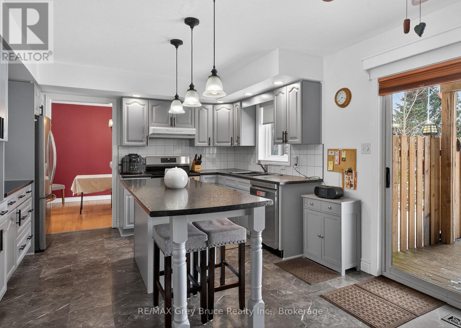 102 MARY AVENUE W - 10