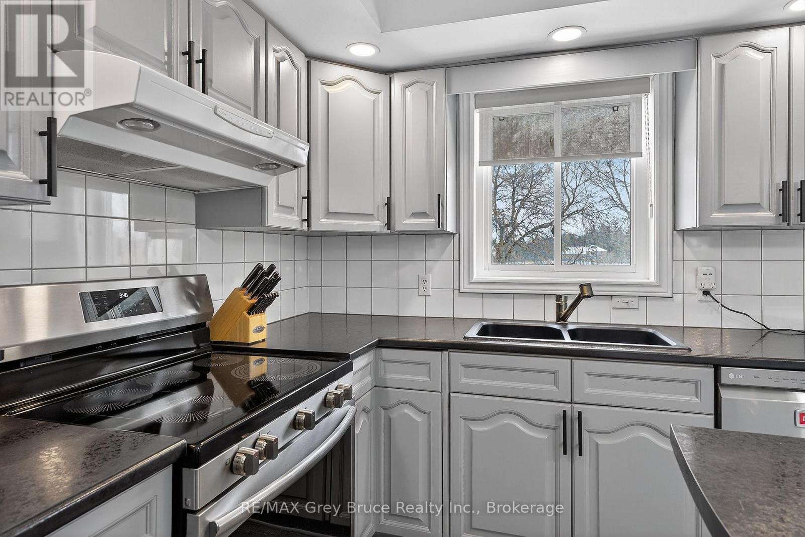 102 MARY AVENUE W - 13