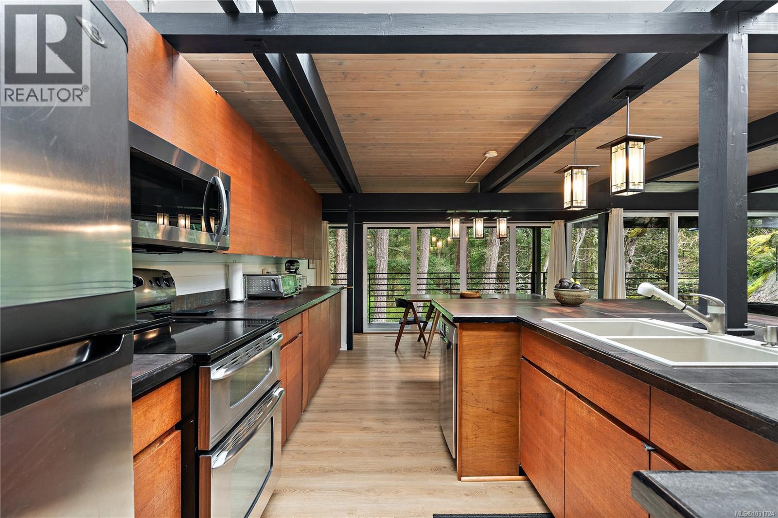  4513 Edgewood Place, Saanich