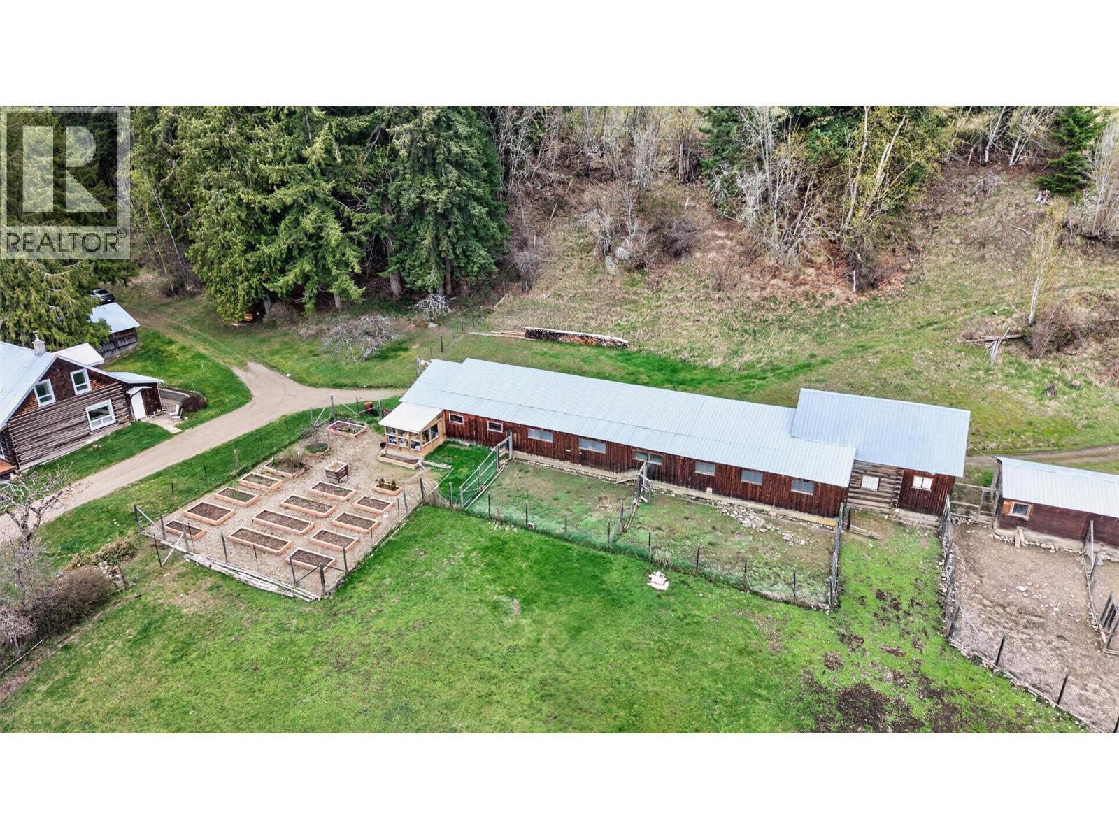 7483 Squilax-Anglemont Road - 34