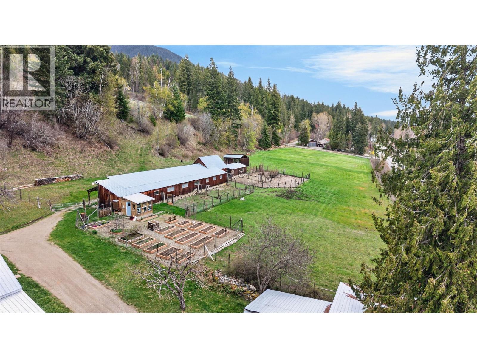 7483 Squilax-Anglemont Road - 37