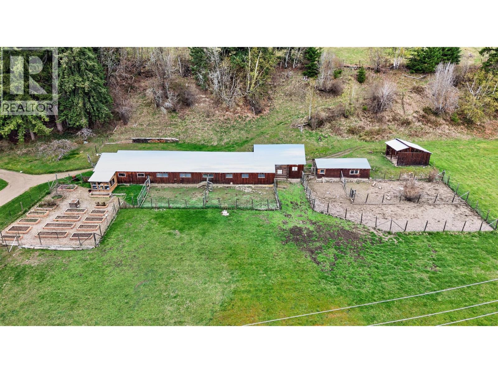 7483 Squilax-Anglemont Road - 35