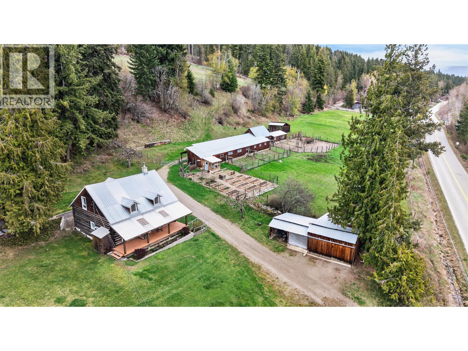 7483 Squilax-Anglemont Road - 36