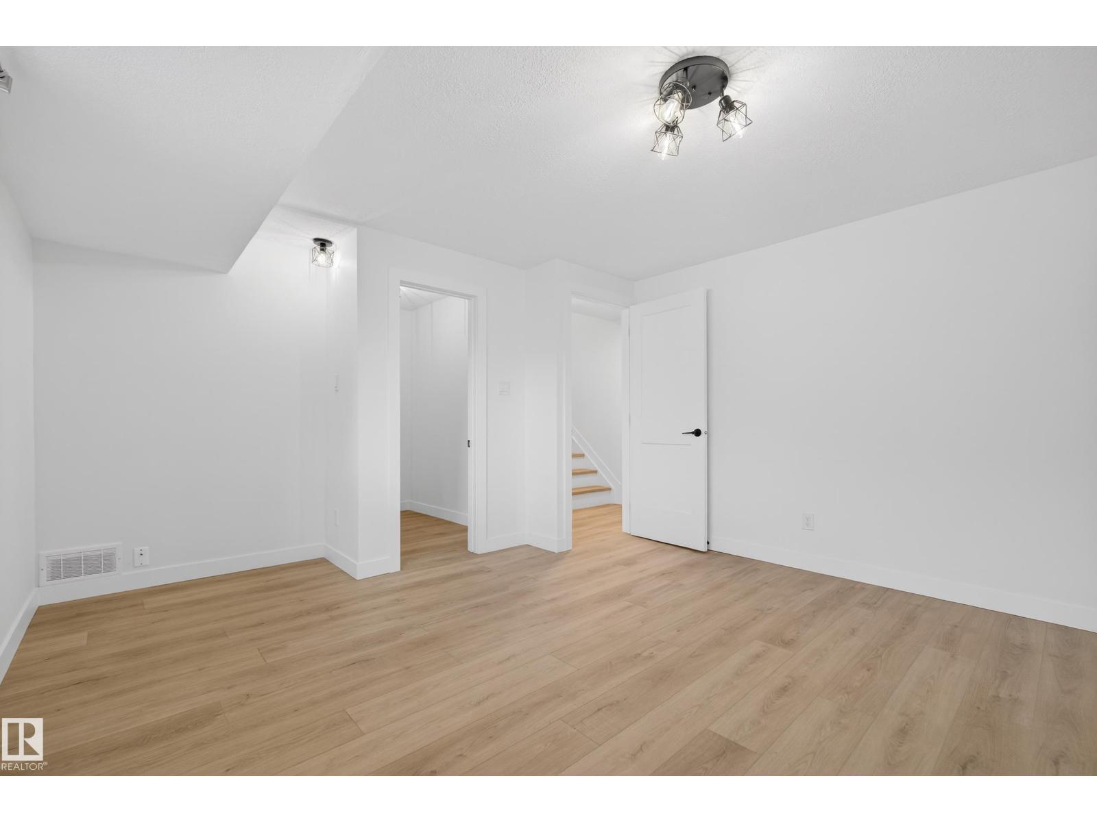 712 KNOTTWOOD RD NW, Edmonton