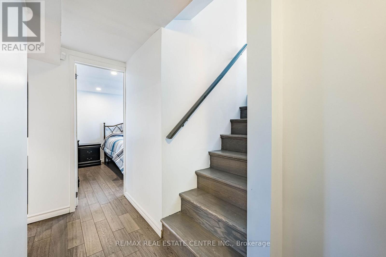 40 ELLIS CRESCENT N — photo 24