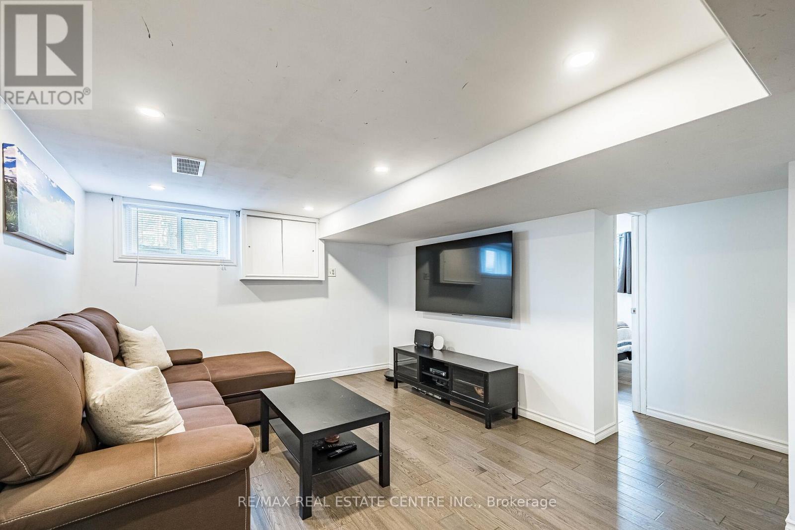 40 ELLIS CRESCENT N — photo 26