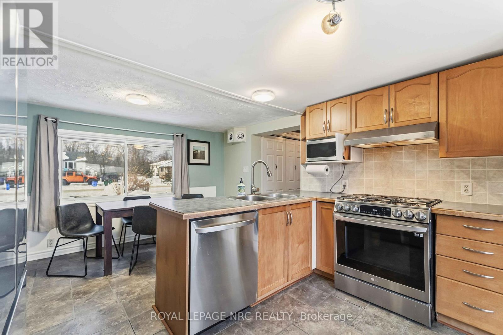 3093 HYMAN AVENUE — photo 17