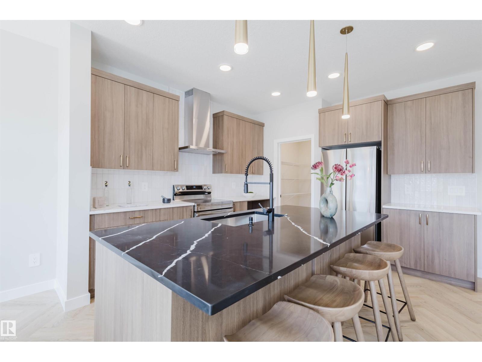 27 Cessy ST, St. Albert