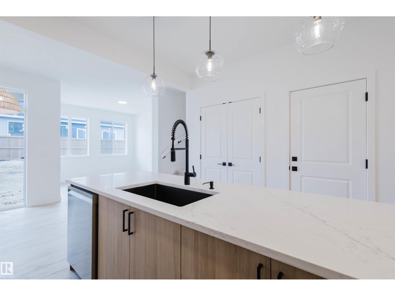 8253 KIRIAK LO SW, Edmonton