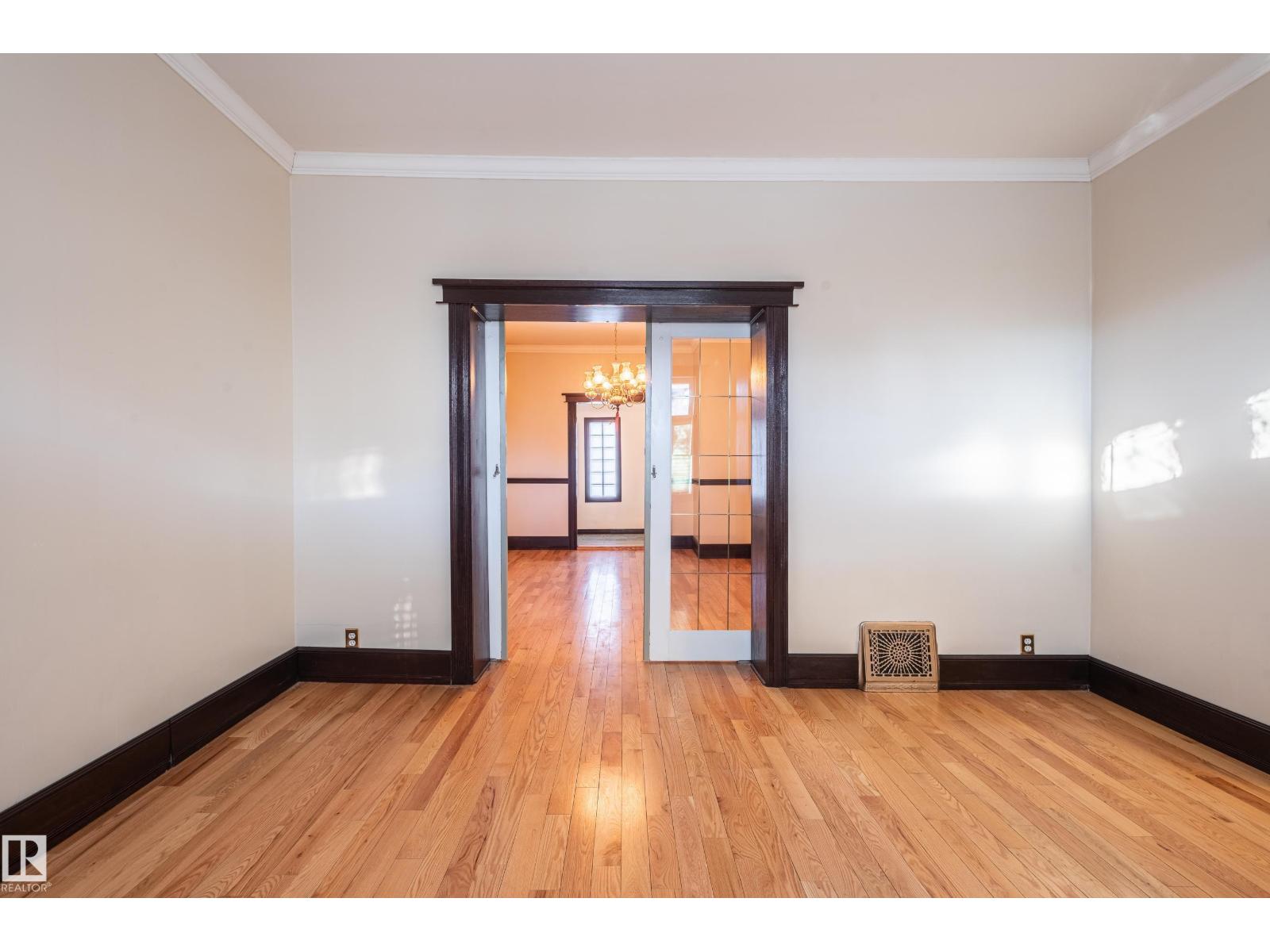 10918 81 AV NW, Edmonton