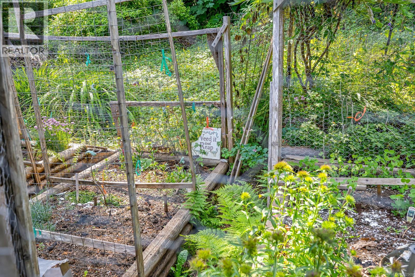 #5 6919 Island Hwy W - 52