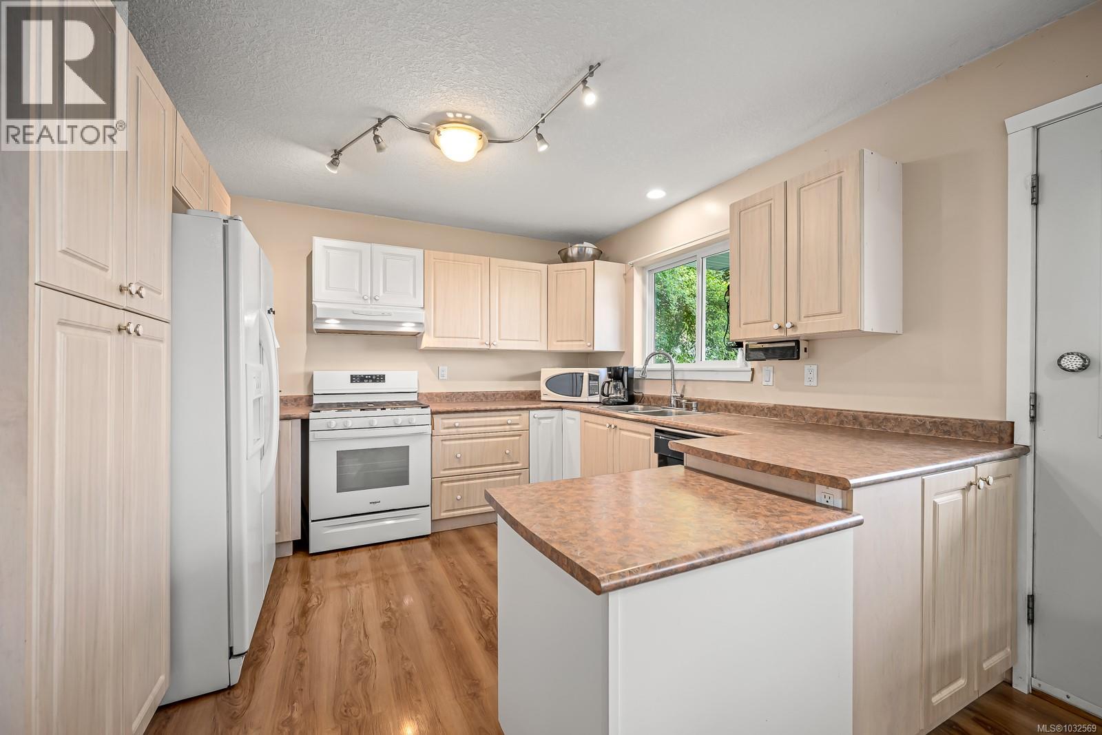 #5 6919 Island Hwy W - 8