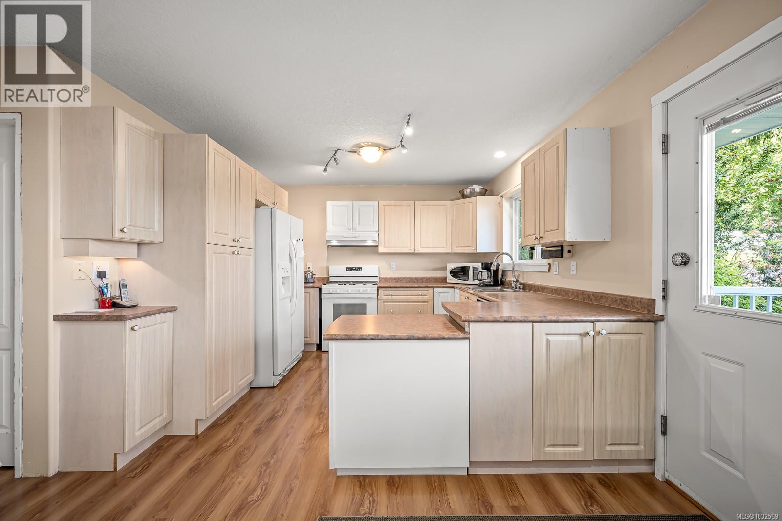 #5 6919 Island Hwy W - 9