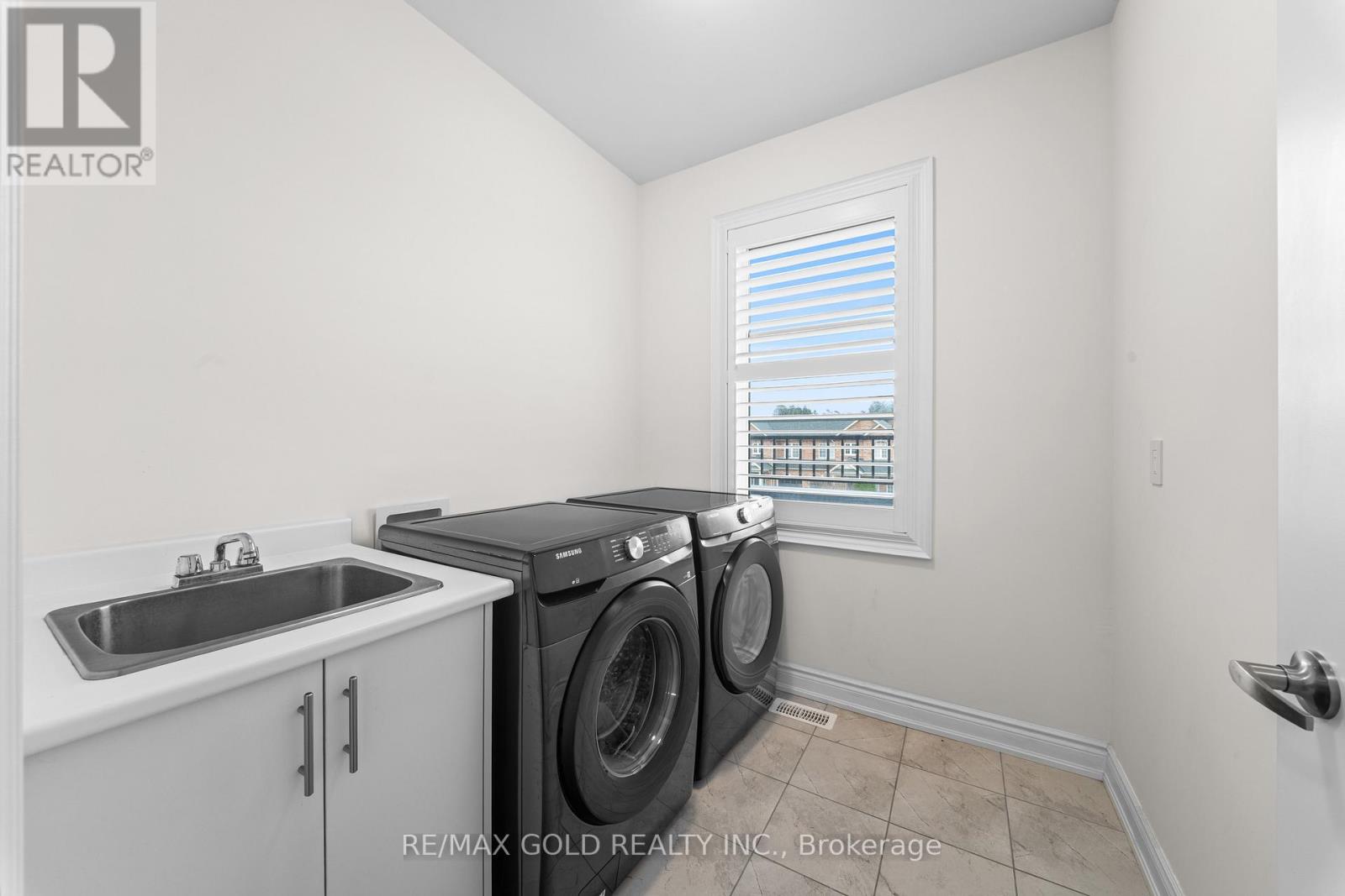 105 WALKER ROAD W - 49