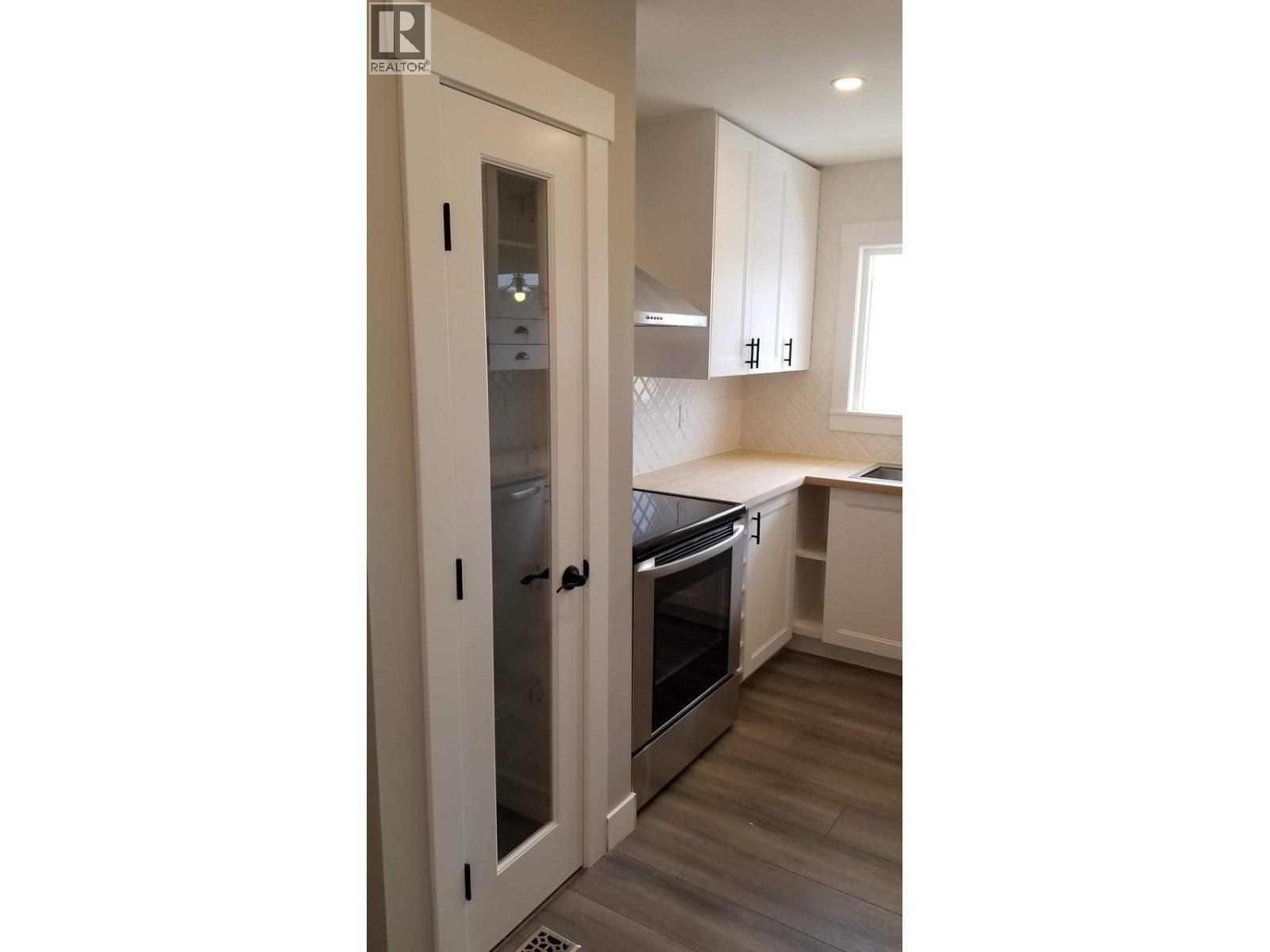 149-151 PIONEER AVENUE - 16