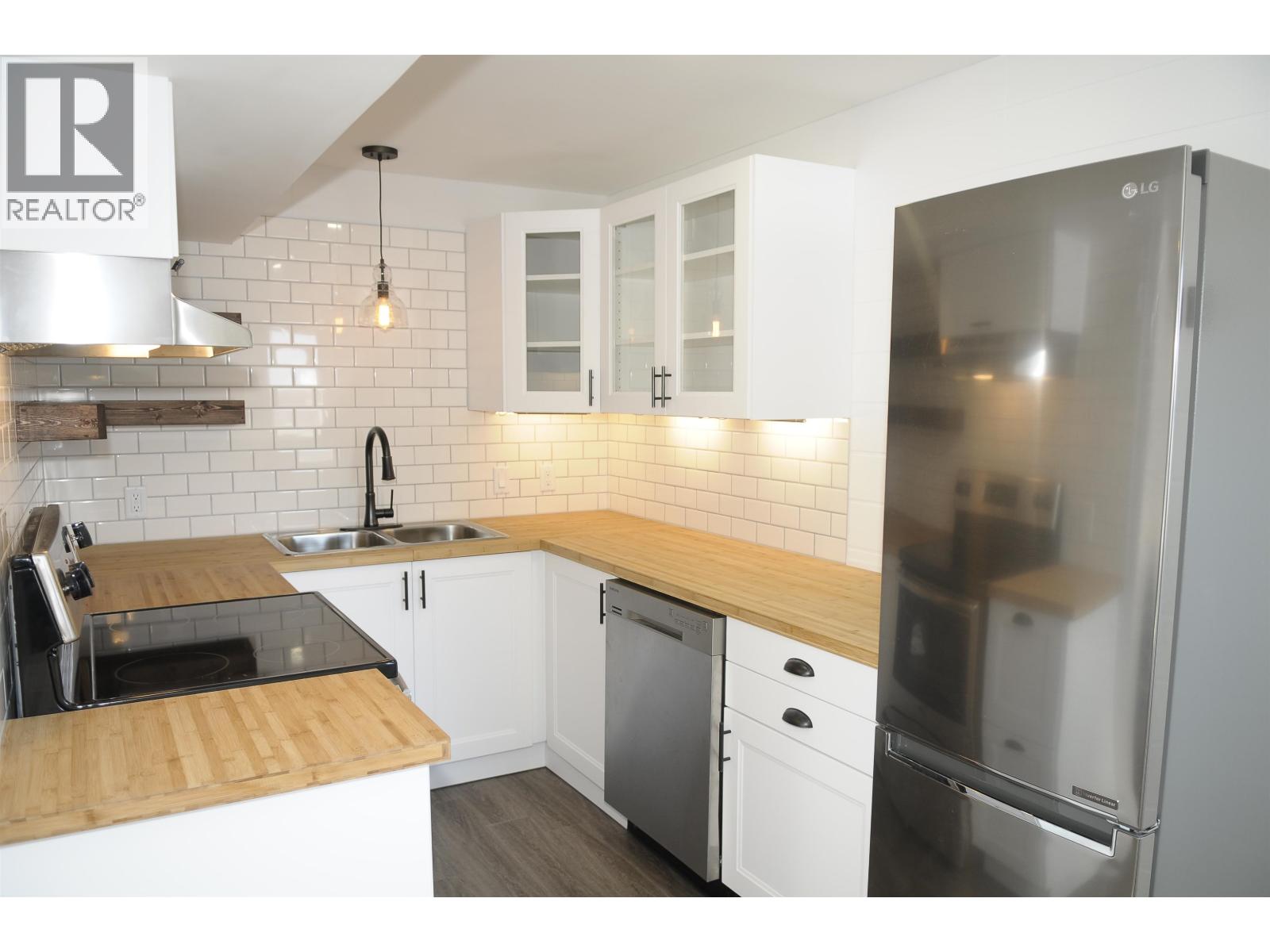 149-151 PIONEER AVENUE - 23