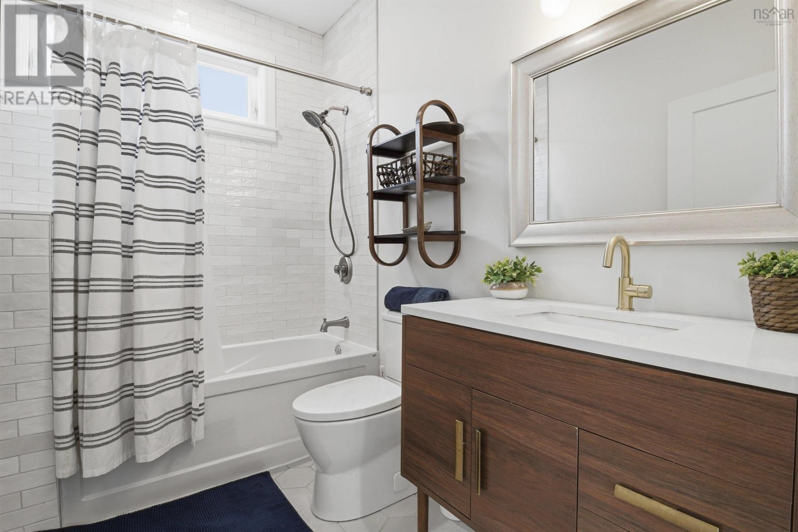 Property 26 of 42 of 107 Amelinda Crescent, 105 Amelinda Crescent