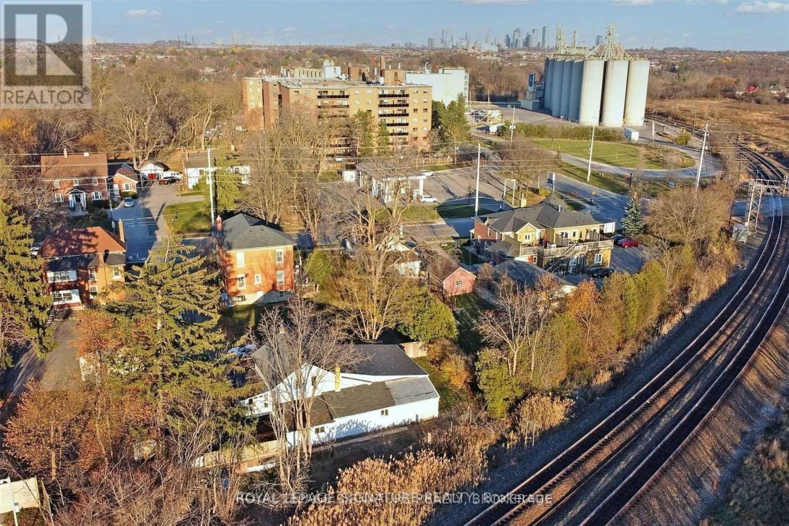 362A QUEEN STREET S - 34